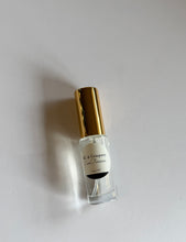 Load image into Gallery viewer, Coral Fantasies (Valentino Donna Born In Roma Coral) Travel 15ml
