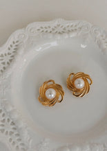 Load image into Gallery viewer, Gold Pearl Clip
