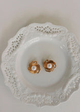 Load image into Gallery viewer, Gold Pearl Clip
